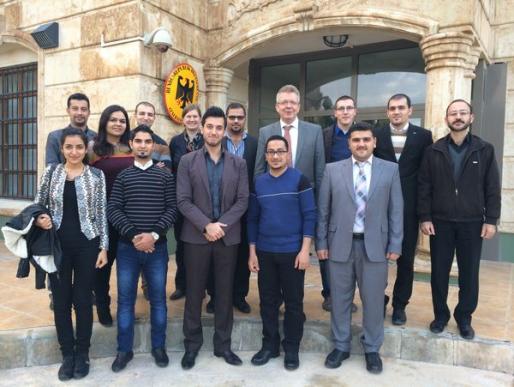 Mit den Teilnehmern des Projekts "Irak Horizonte 2015" vor dem  deutschen Konsulat in Erbil