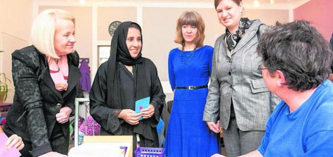Sachsens Sozialministerin Christine Clauss (links) und ihre Amtskollegin aus den Arabischen Emiraten, Maitha Al-Shamsi im Mehrgenerationenhaus in Chemnitz